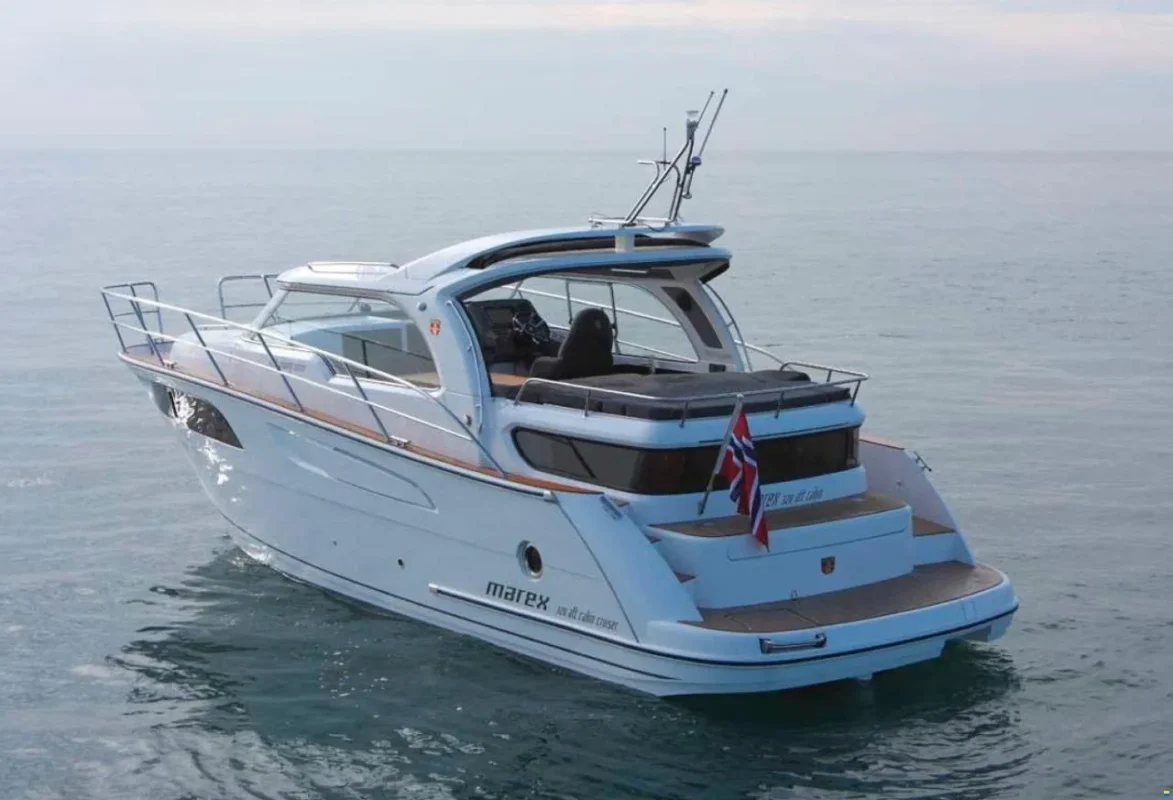 Marex 320 Aft Cabin Cruiser 2024 vue trois quarts arrière en navigation