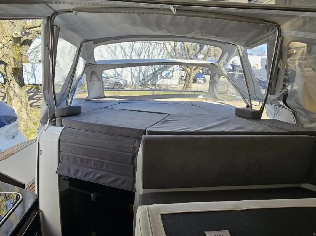 Marex 320 Aft Cabin Cruiser 2024 cockpit sous canopy fermé