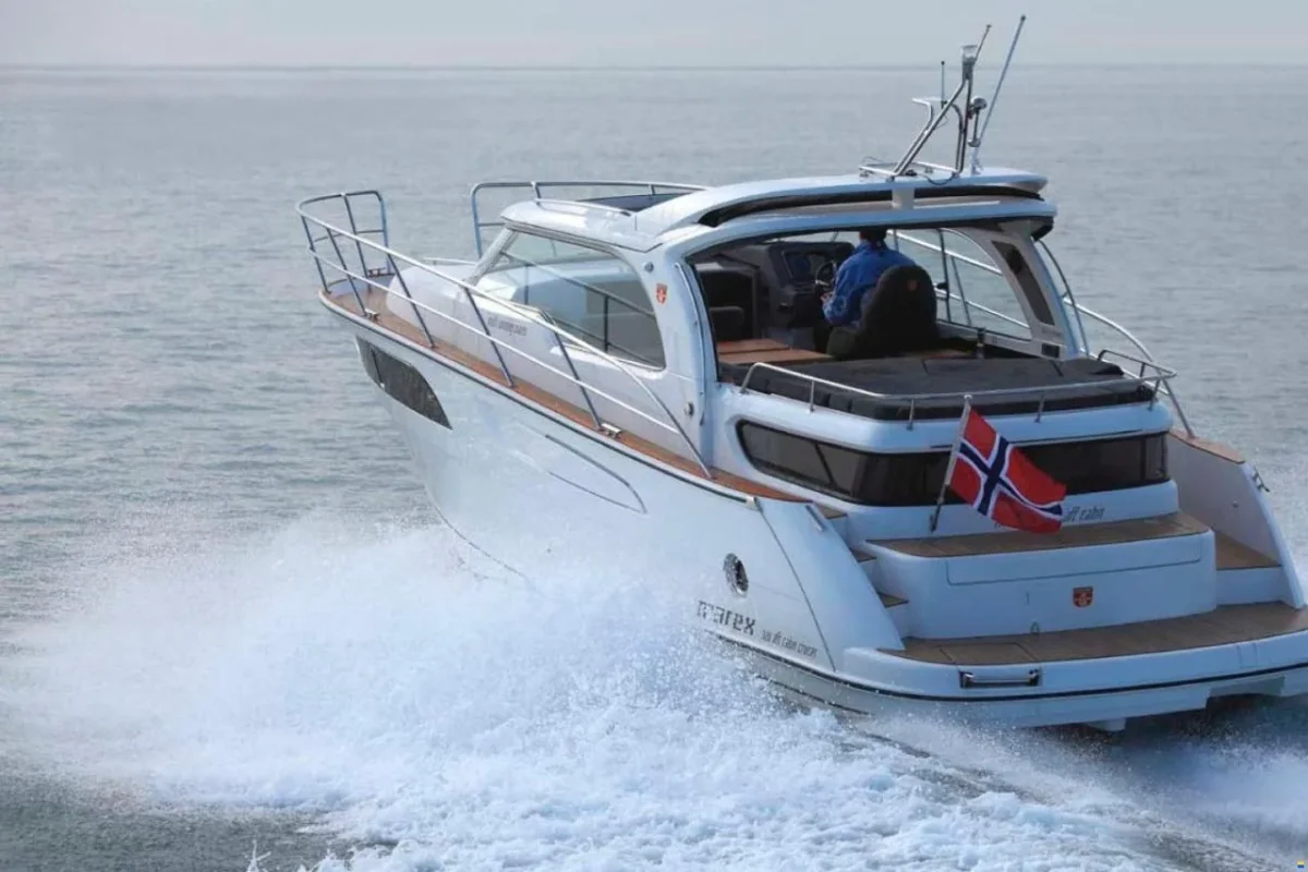 Marex 320 Aft Cabin Cruiser 2024 en navigation dynamique trois quarts avant