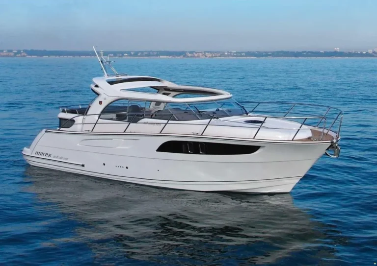 Marex 320 Aft Cabin Cruiser 2024 profil bâbord à quai, unité de démonstration en déstockage