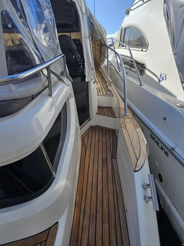Marex 320 Aft Cabin Cruiser 2024 sidewalk large en teck vers la plage avant