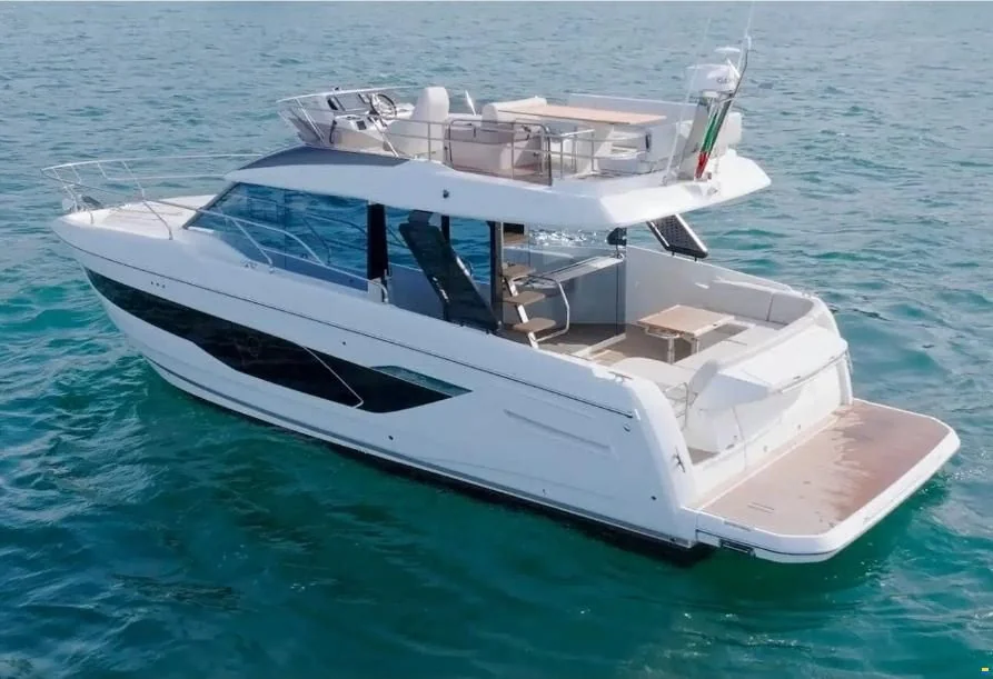 Prestige F 4.3 FLY - bateau à moteur