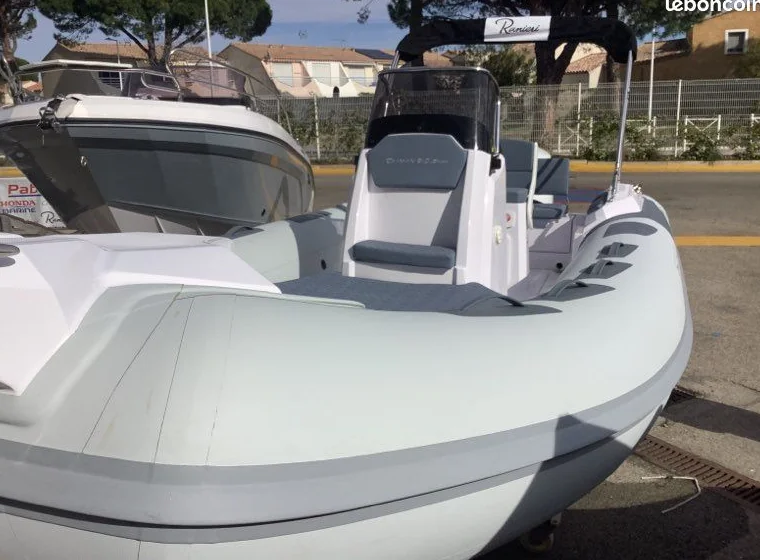 Cockpit et bain de soleil arrière du Ranieri Cayman 21 Sport