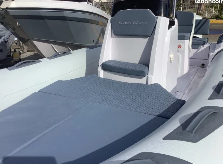 Console de pilotage du Ranieri Cayman 21 Sport 2026