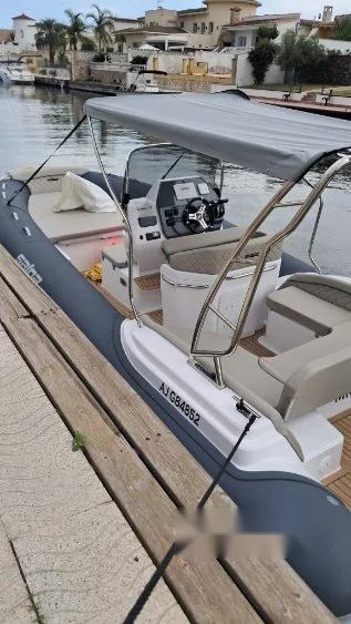 Salpa Soleil 23 cockpit sous bimini et roll-bar inox