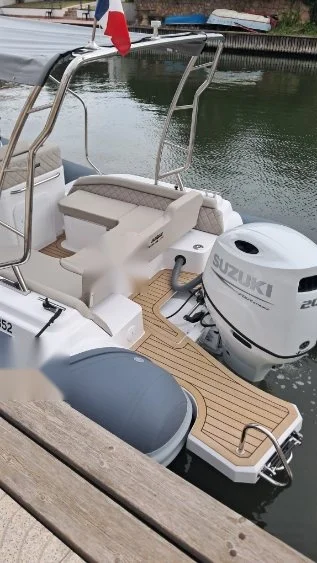 Salpa Soleil 23 motorisation Suzuki 200 CV et plages de bain teck