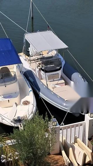 Salpa Soleil 23 poste de pilotage avec GPS Simrad 9 pouces