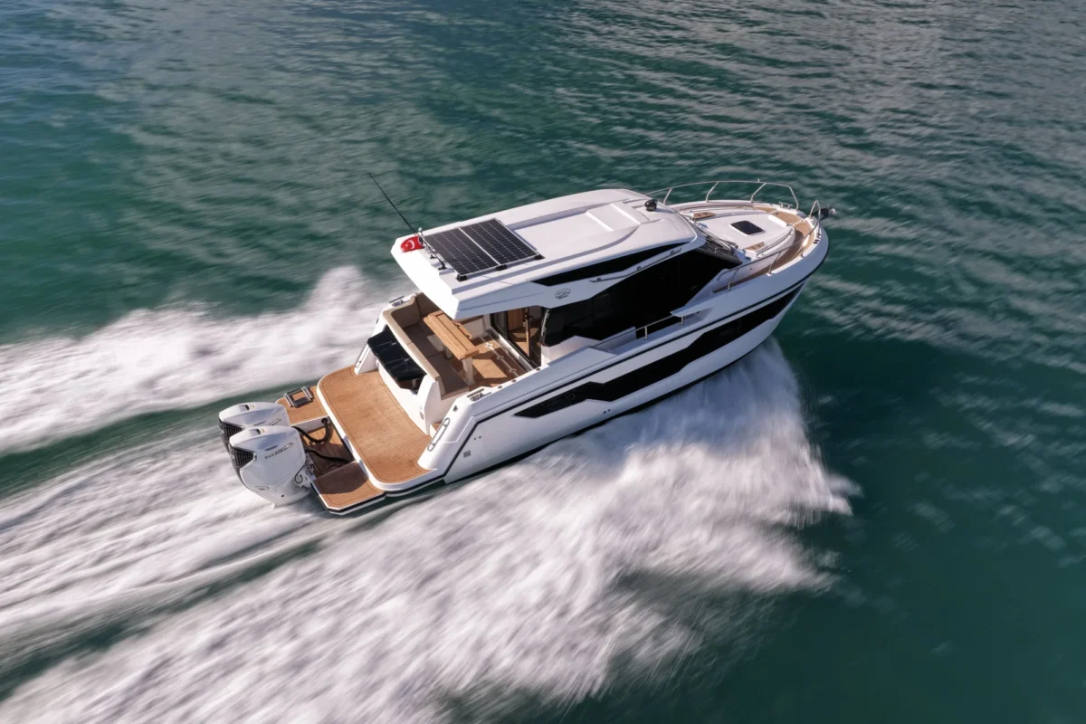 Sancak Yat SVT-10.50 Solara-35 cockpit avec table électrique