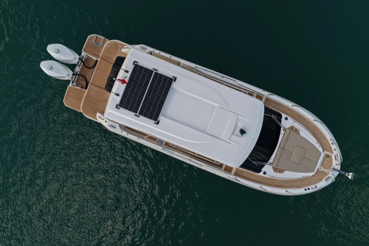 Sancak Yat SVT-10.50 Solara-35 vue arrière avec plateforme