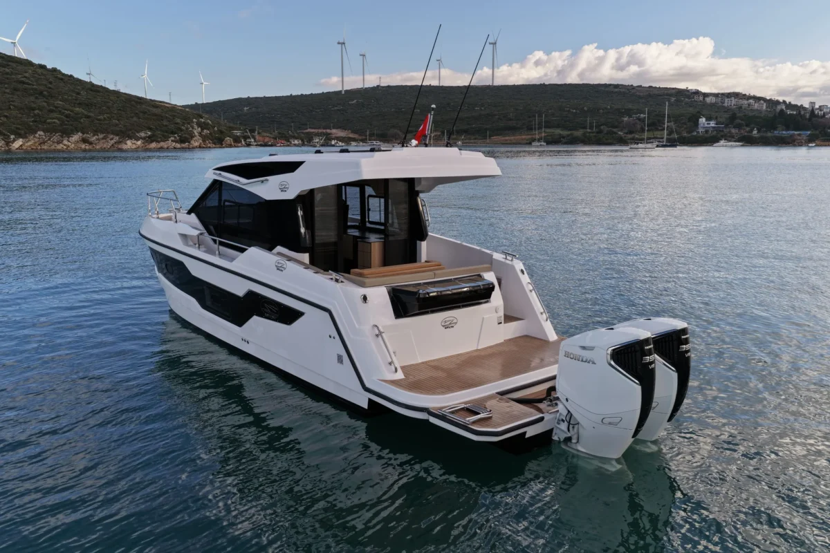 Sancak Yat SVT-10.50 Solara-35 vue trois quarts avant