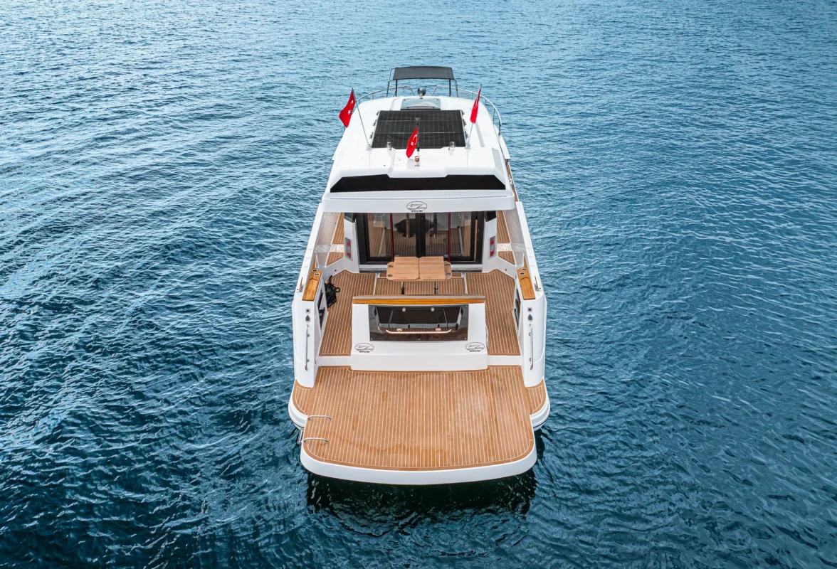 Sancak Yat SVT-11.95 Solara-40 cockpit avec table électrique