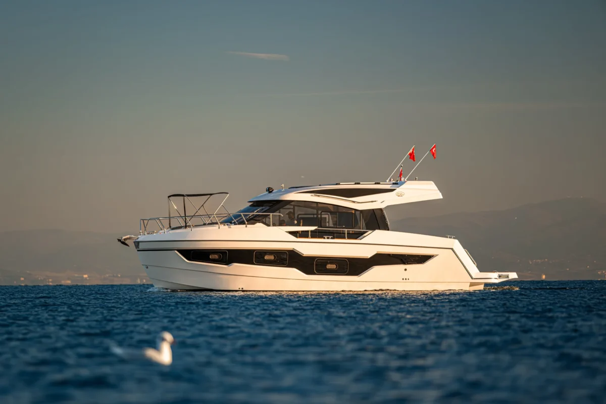 Sancak Yat SVT-11.95 Solara-40 vue arrière avec plateforme de bain
