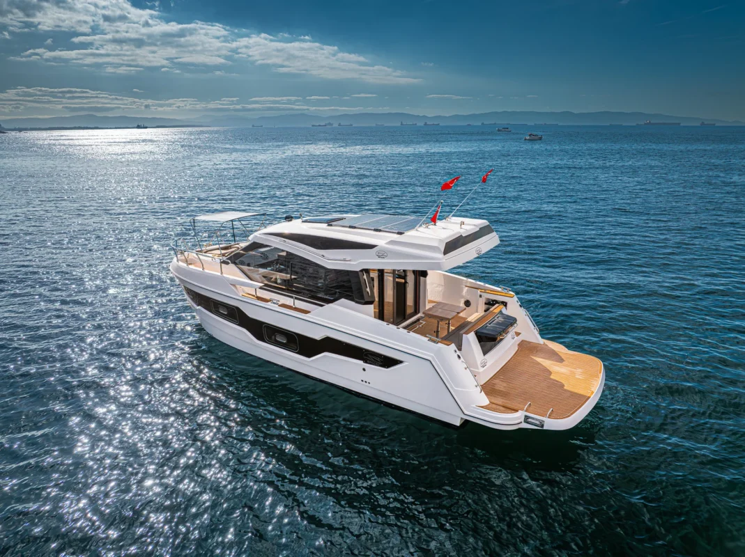 Sancak Yat SVT-11.95 Solara-40 vue trois quarts avant