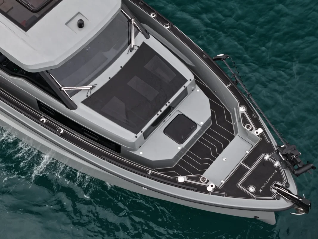 Sancak Yat SVT-12 Phantom-X cockpit et bain de soleil