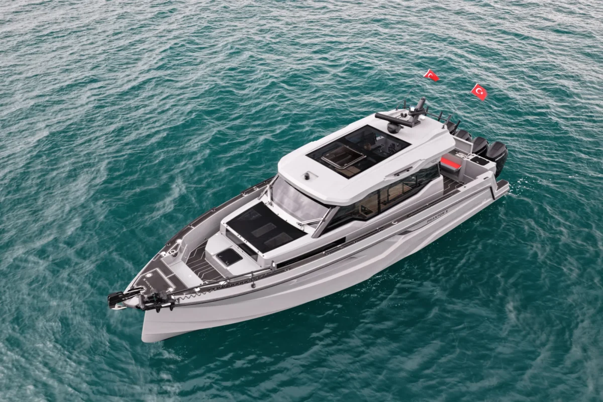 Sancak Yat SVT-12 Phantom-X vue extérieure