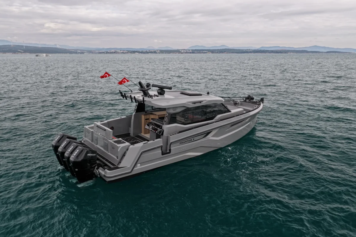 Sancak Yat SVT-12 Phantom-X vue arrière avec plateforme de bain