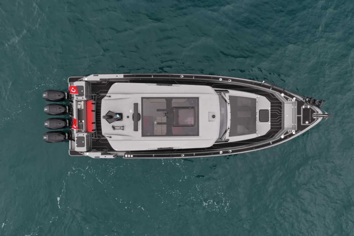 Sancak Yat SVT-12 Phantom-X vue trois quarts avant