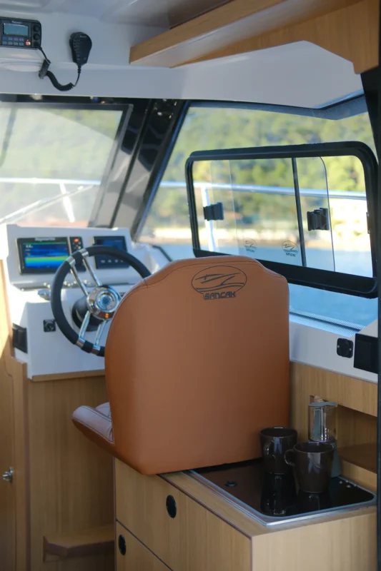 Sancak Yat SVT-6.50 cabine détail, finitions bois et éclairage LED trois couleurs