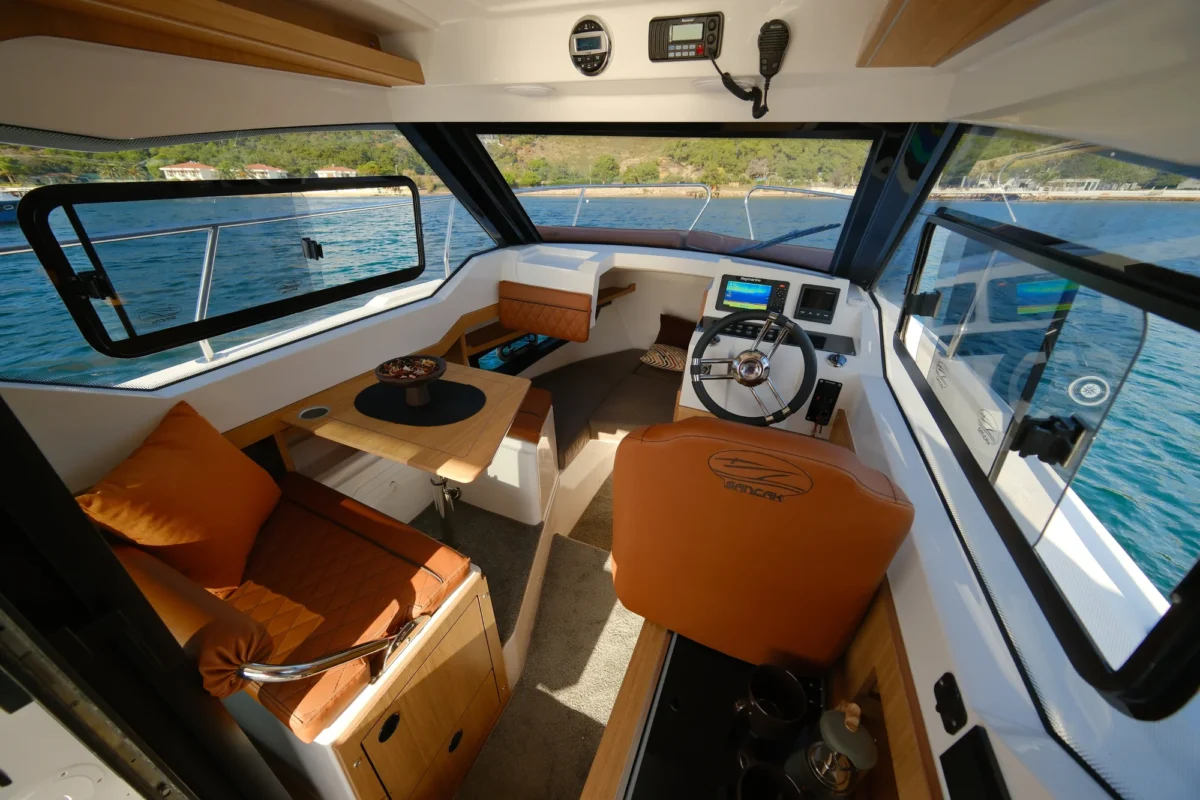 Sancak Yat SVT-6.50 cockpit, banquettes convertibles et acces cabine