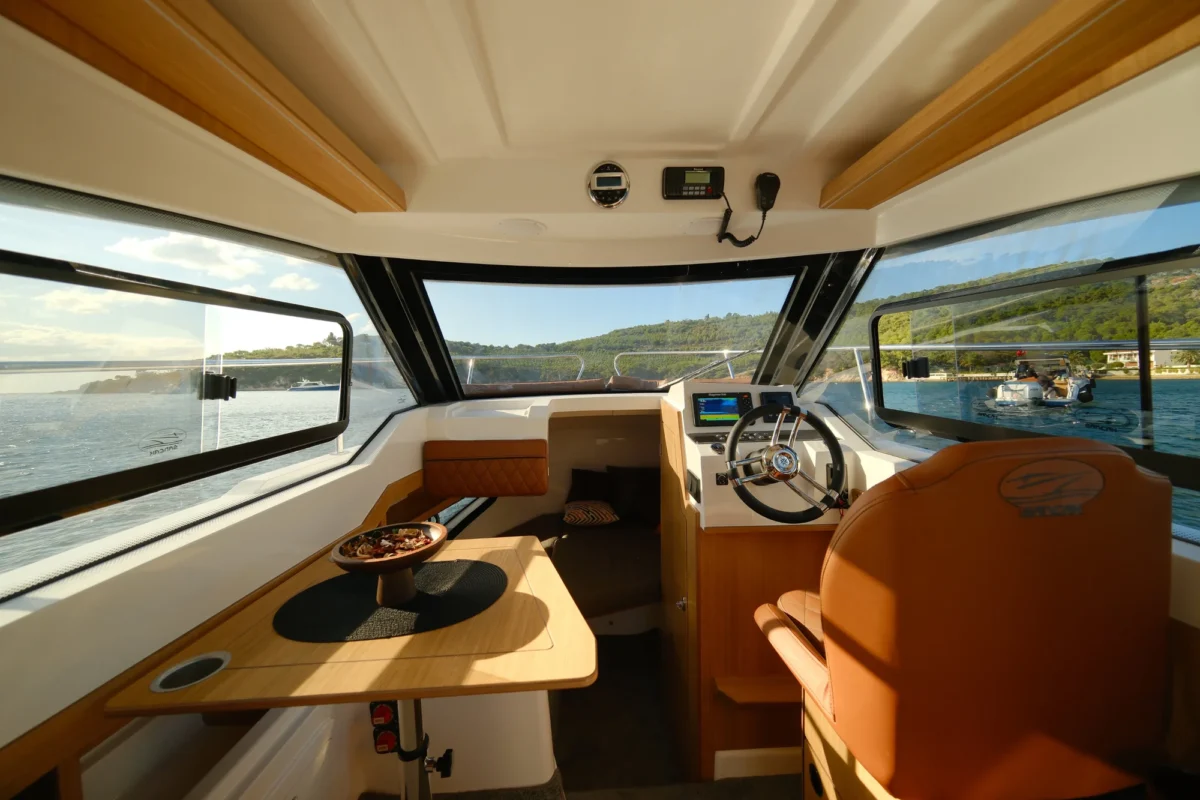 Sancak Yat SVT-6.50 poste de pilotage, console ergonomique et instruments