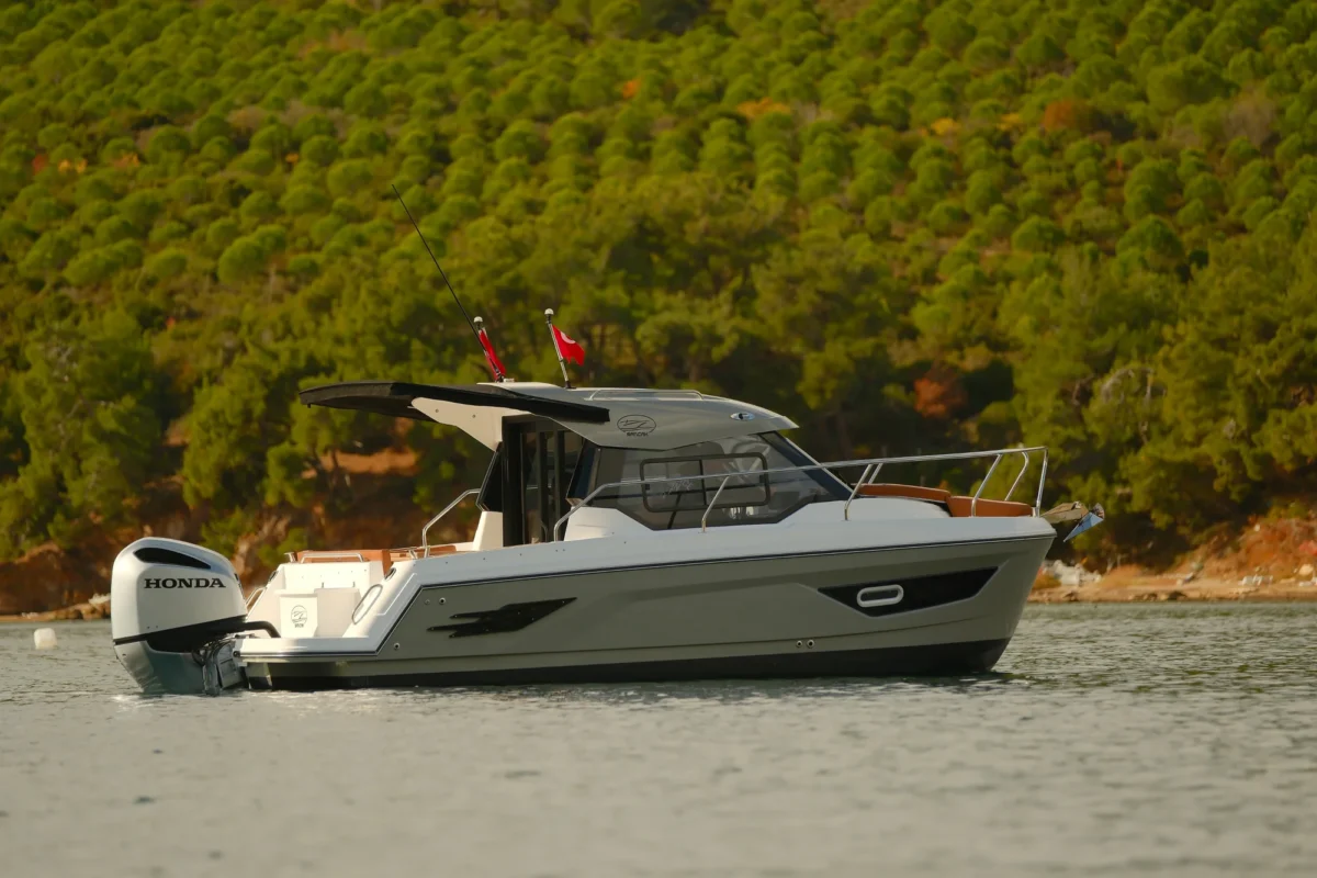 Sancak Yat SVT-6.50 photo officielle chantier, motoryacht compact avec hardtop