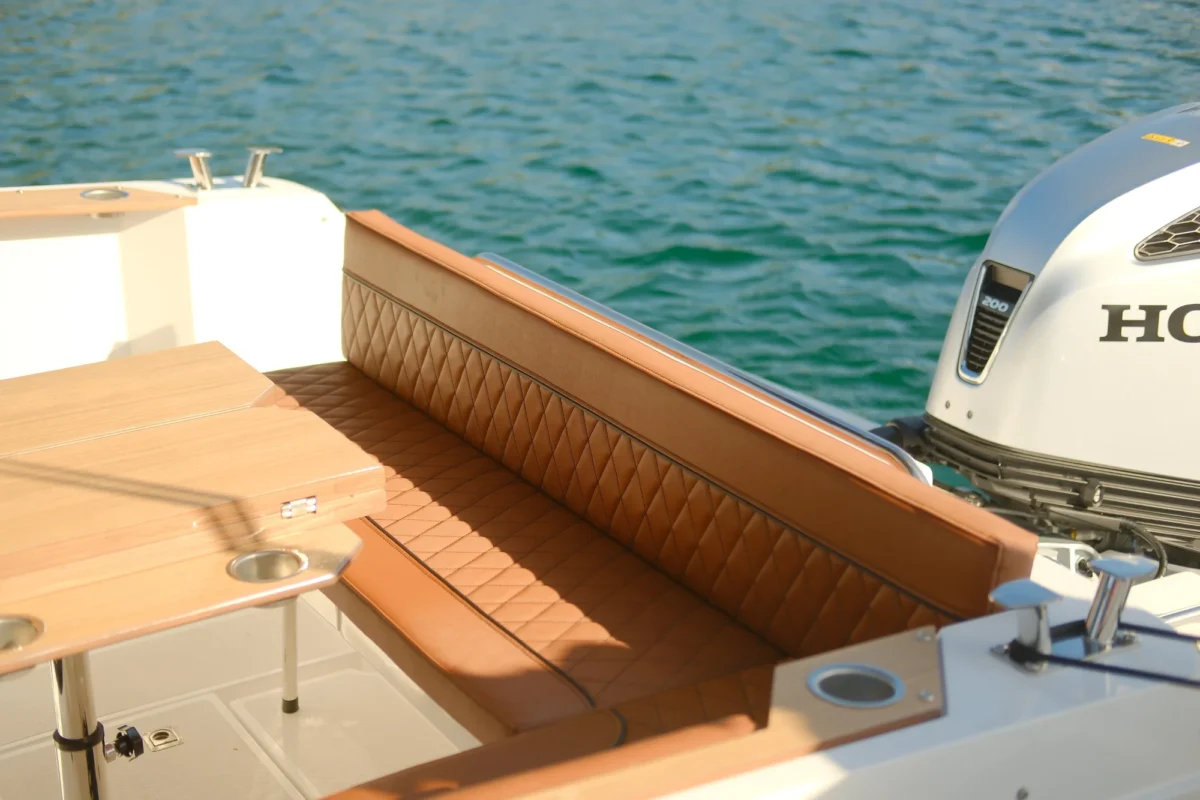 Sancak Yat SVT-6.50 vue de face, hardtop et pare-brise