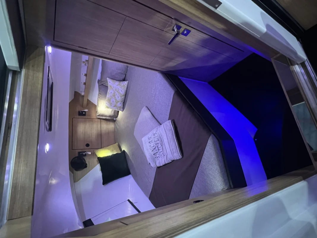 Sancak Yat SVT-7.20 Aegean détail intérieur, finitions bois et selleries