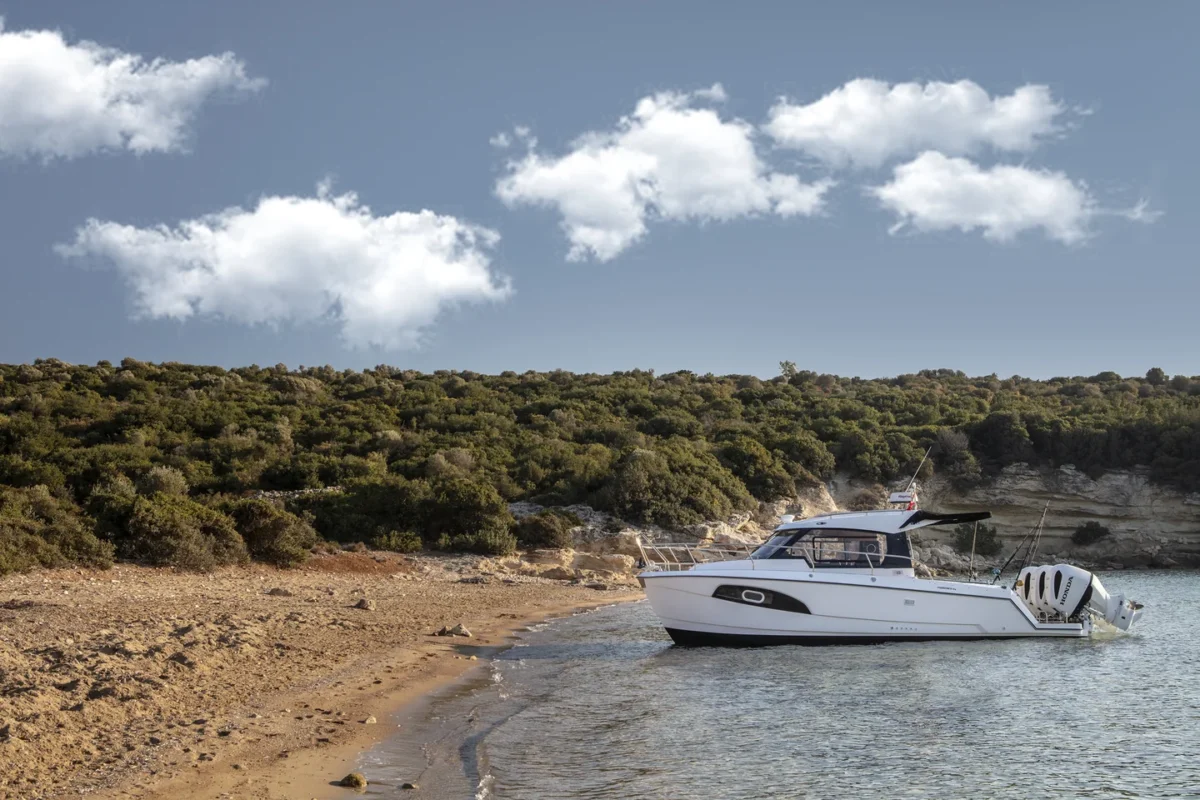 Sancak Yat SVT-7.20 Aegean poste de pilotage avec console ergonomique
