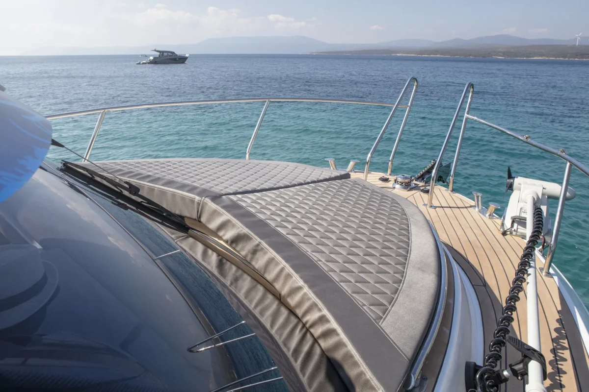 Sancak Yat SVT-7.20 Aegean salon et coin repas convertible en couchage