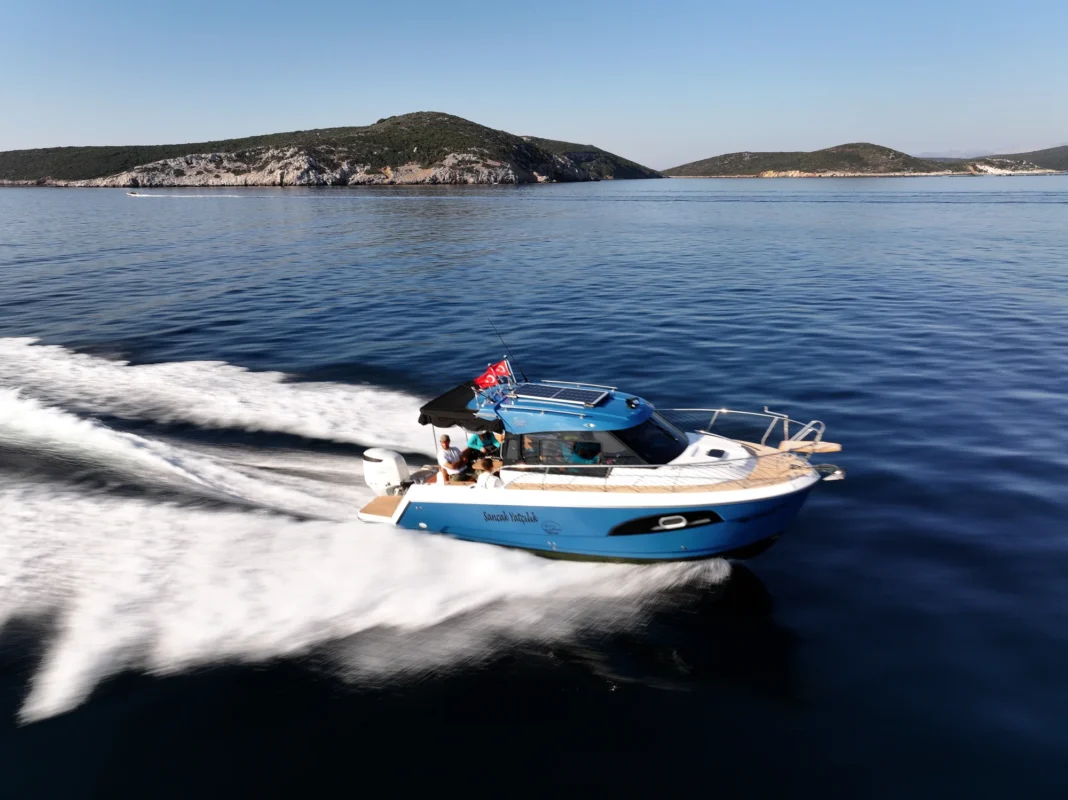 Sancak Yat SVT-7.20 Aegean trois quarts avant, ligne moderne
