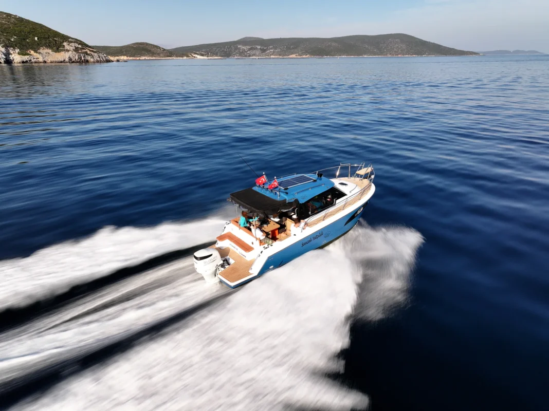 Sancak Yat SVT-7.20 Aegean vue arrière avec plateforme de bain