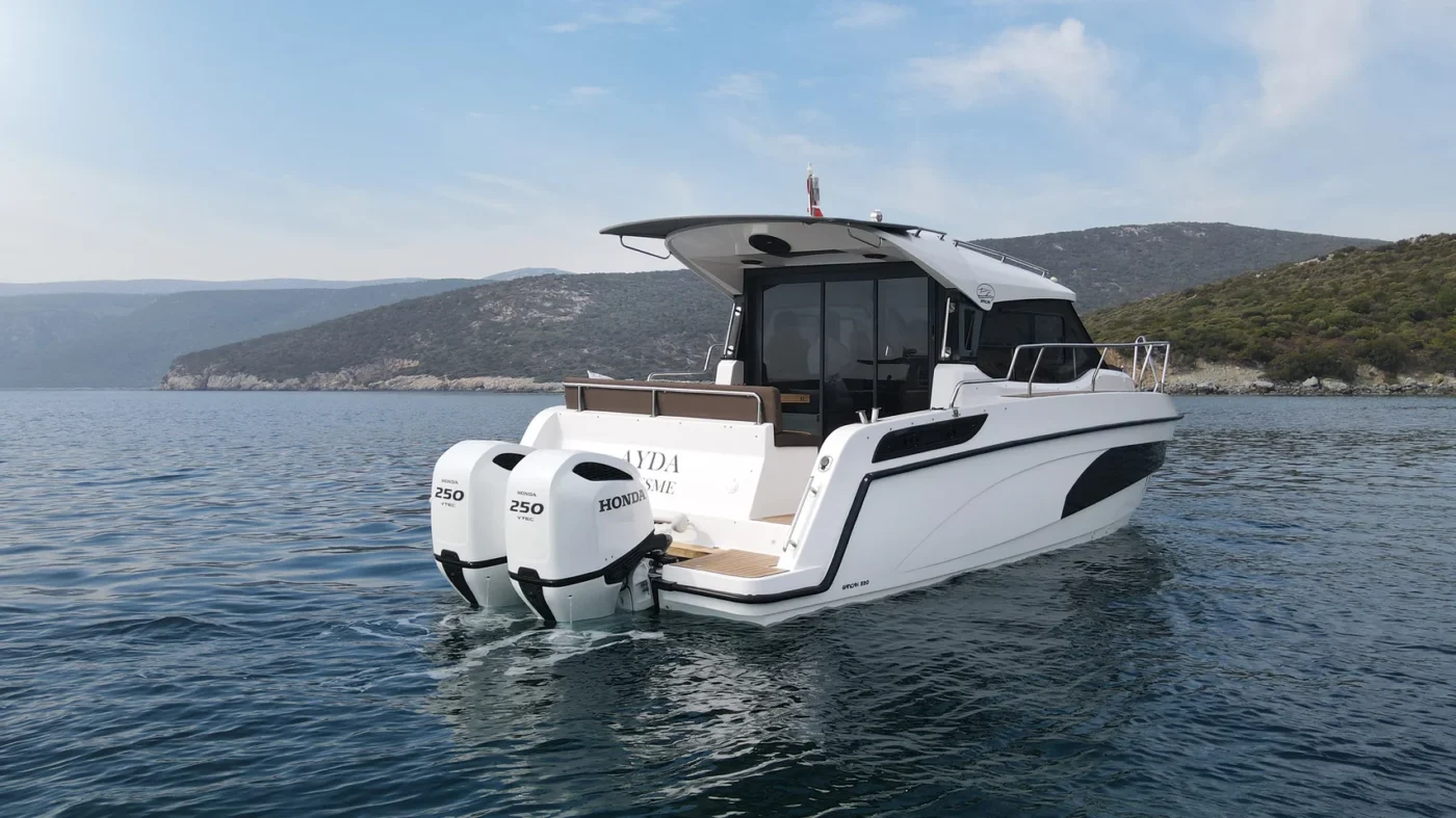 Sancak Yat SVT-8.20 Ayda cockpit avec zone repas et table