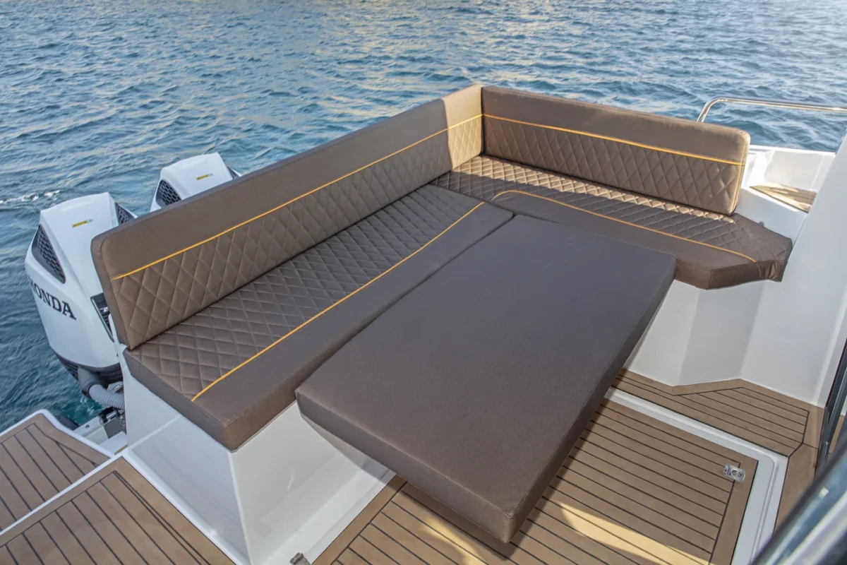 Sancak Yat SVT-8.20 Ayda salon et coin repas convertible en couchage