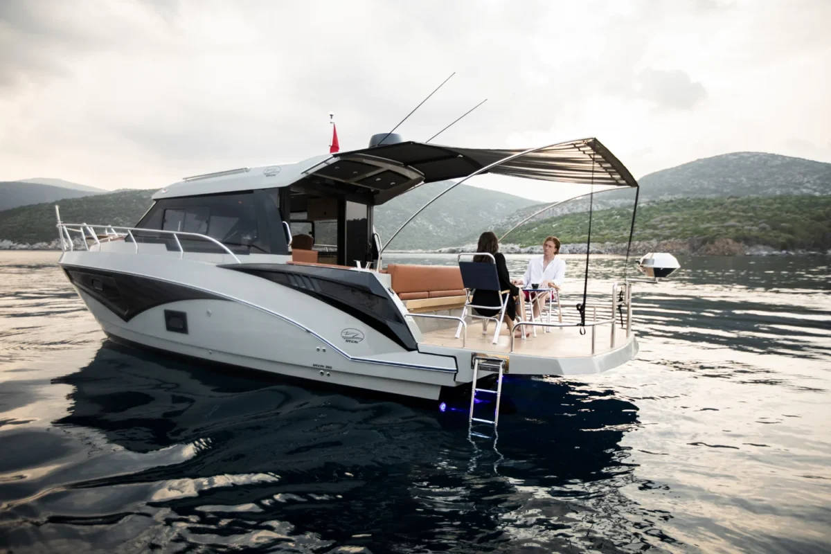 Sancak Yat SVT-9.20 Milda cockpit avec zone repas convertible