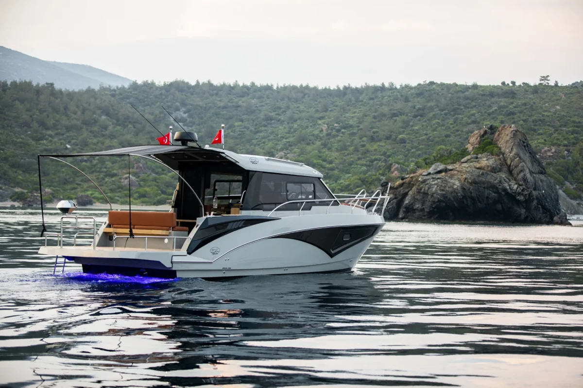 Sancak Yat SVT-9.20 Milda poste de pilotage avec sondeur GPS