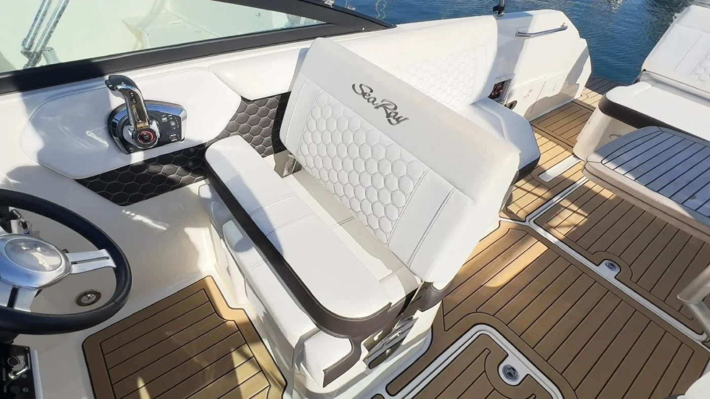 Sea Ray SDX 250 OB 2023 assises cockpit et dossiers convertibles