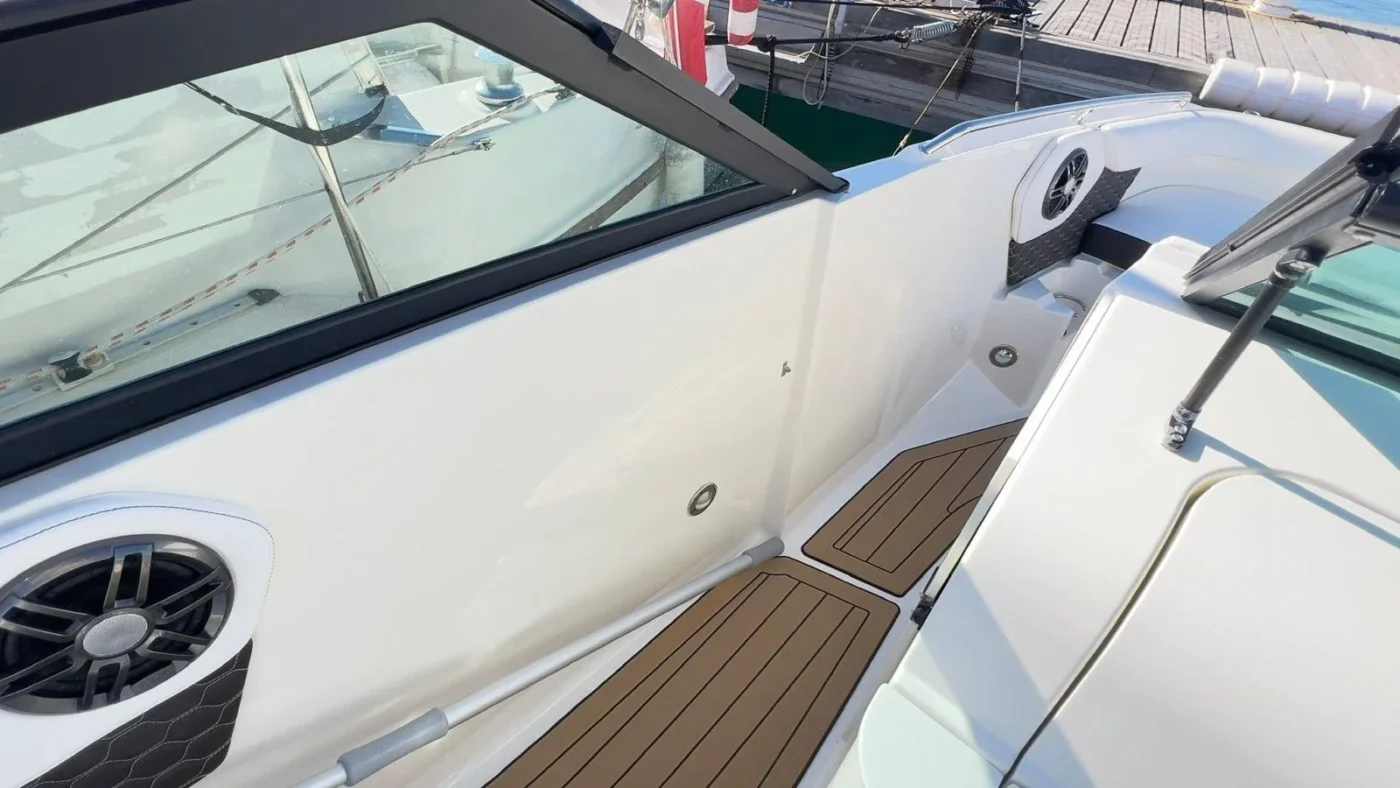 Sea Ray SDX 250 OB 2023 bain de soleil arrière coulissant