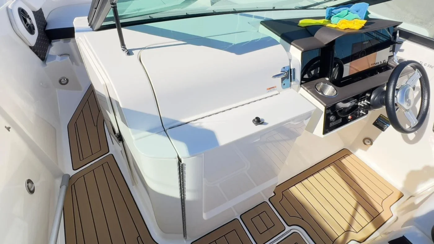 Sea Ray SDX 250 OB 2023 poste de pilotage et pare-brise