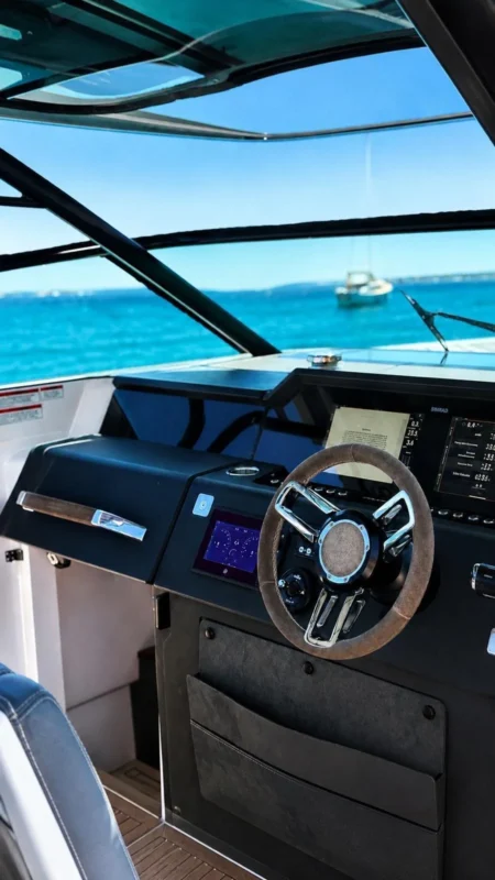 Axopar 37 Sun-Top poste de pilotage et électronique