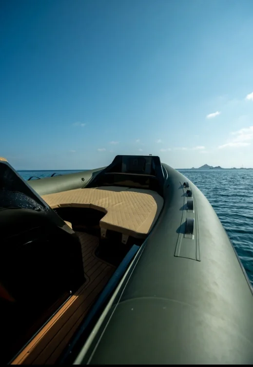 Fanale Marine Altagna 800 bain de soleil avant et flotteurs