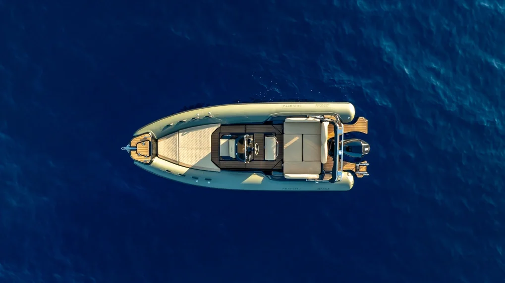 Fanale Marine Falchettu 700 vue aérienne au mouillage