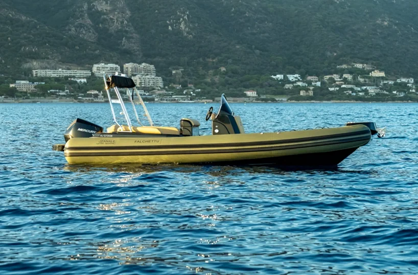 Fanale Marine Falchettu 700 profil au mouillage