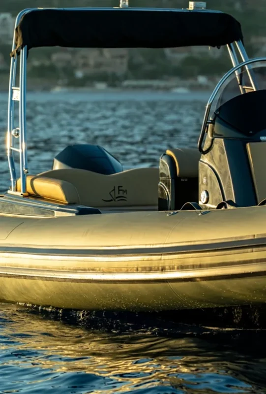 Fanale Marine Falchettu 700 flotteurs et plage arrière