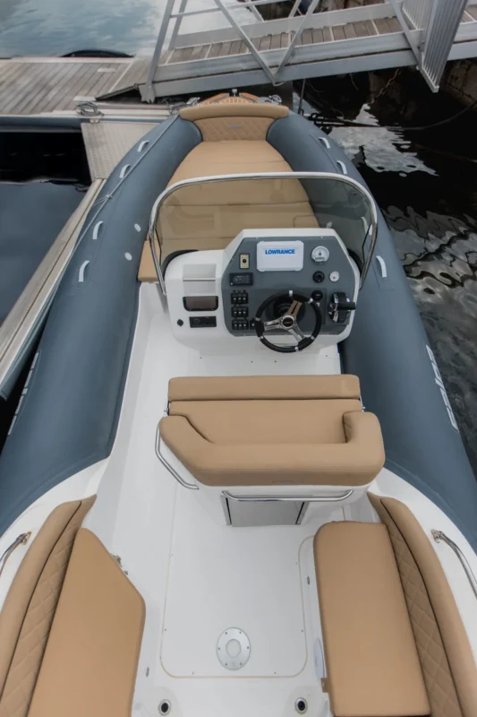 Salpa Soleil 23 console de pilotage et GPS-sondeur