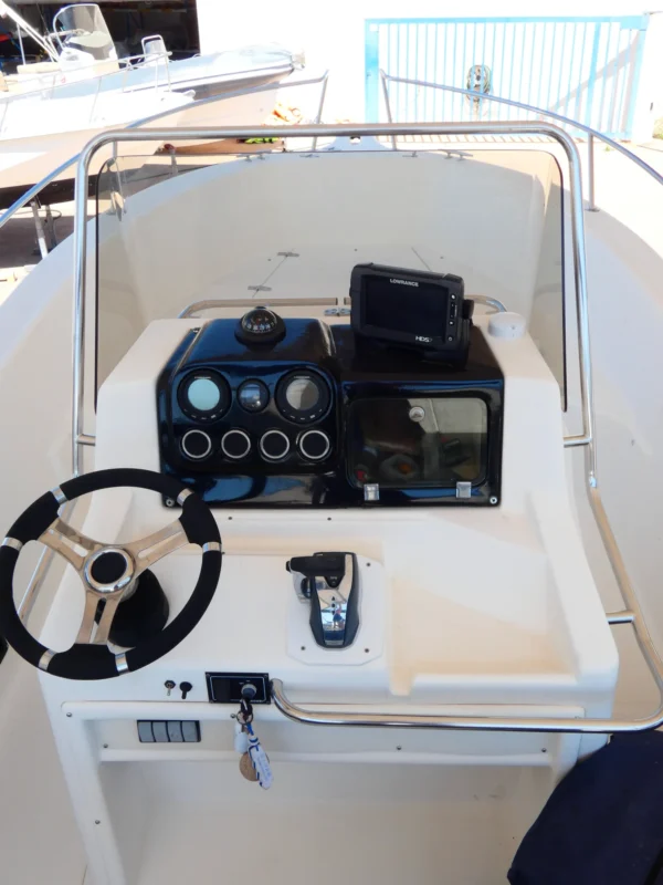 White Shark 205 console de pilotage et GPS-sondeur