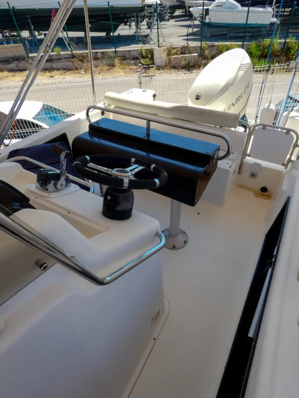 White Shark 205 poste de pilotage et banquette