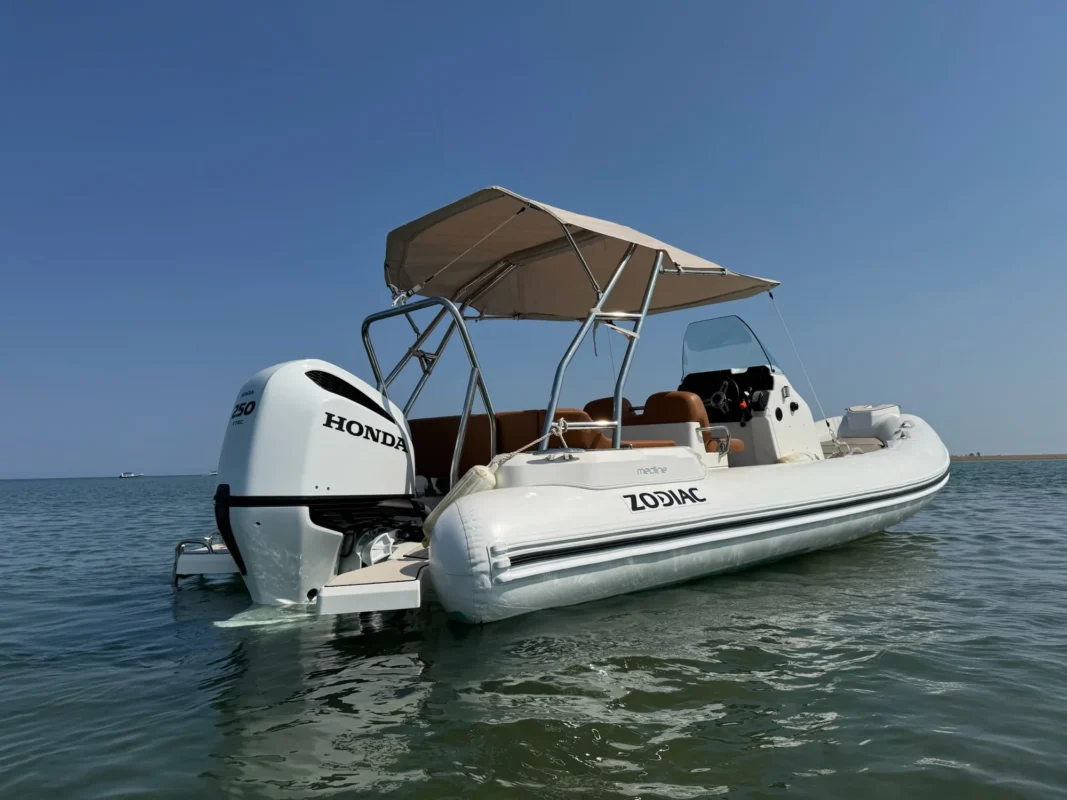 Zodiac Medline 6.8 2023 vue trois quarts arrière avec hors-bord Honda 250 CV