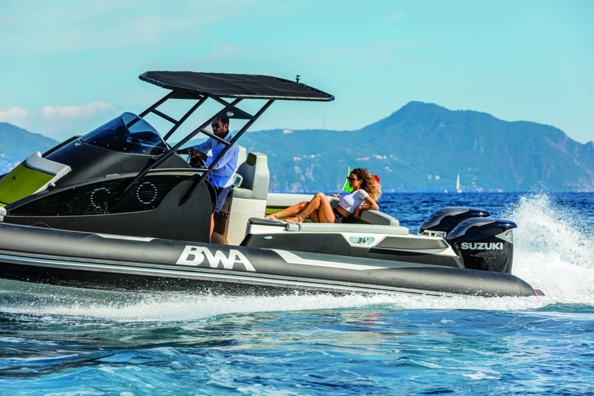 BWA 34 Premium 2026 profil en navigation avec T-Top