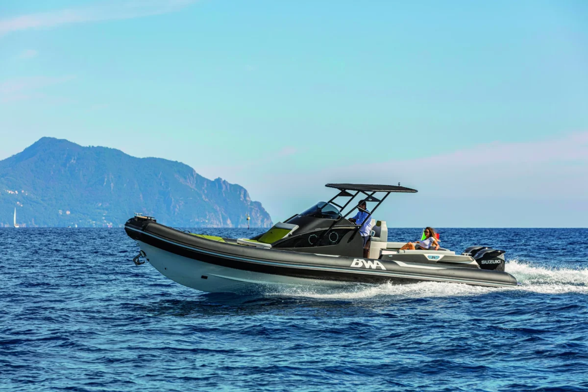 BWA 34 Premium 2026 vue tribord en mer