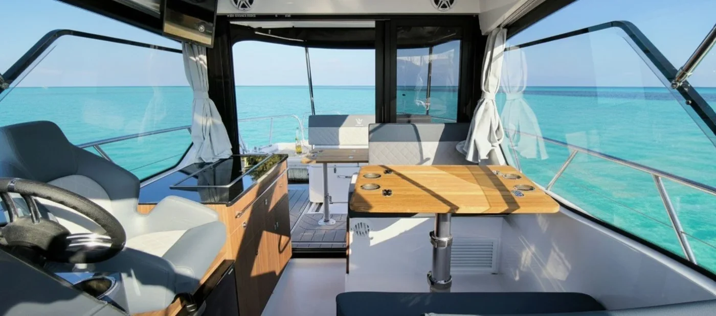 Nautic Yachts 880 Weekender carré ouvert sur le cockpit
